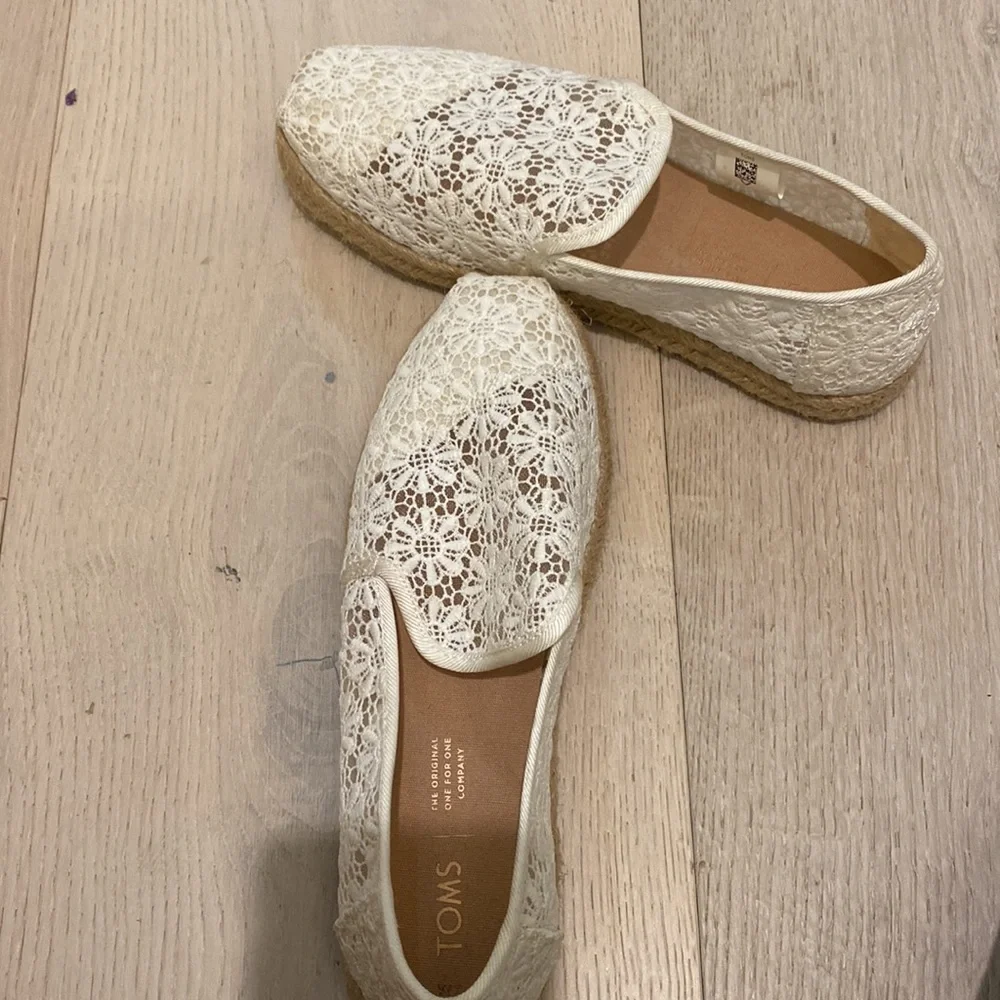 Toms - Picture 3 of 5